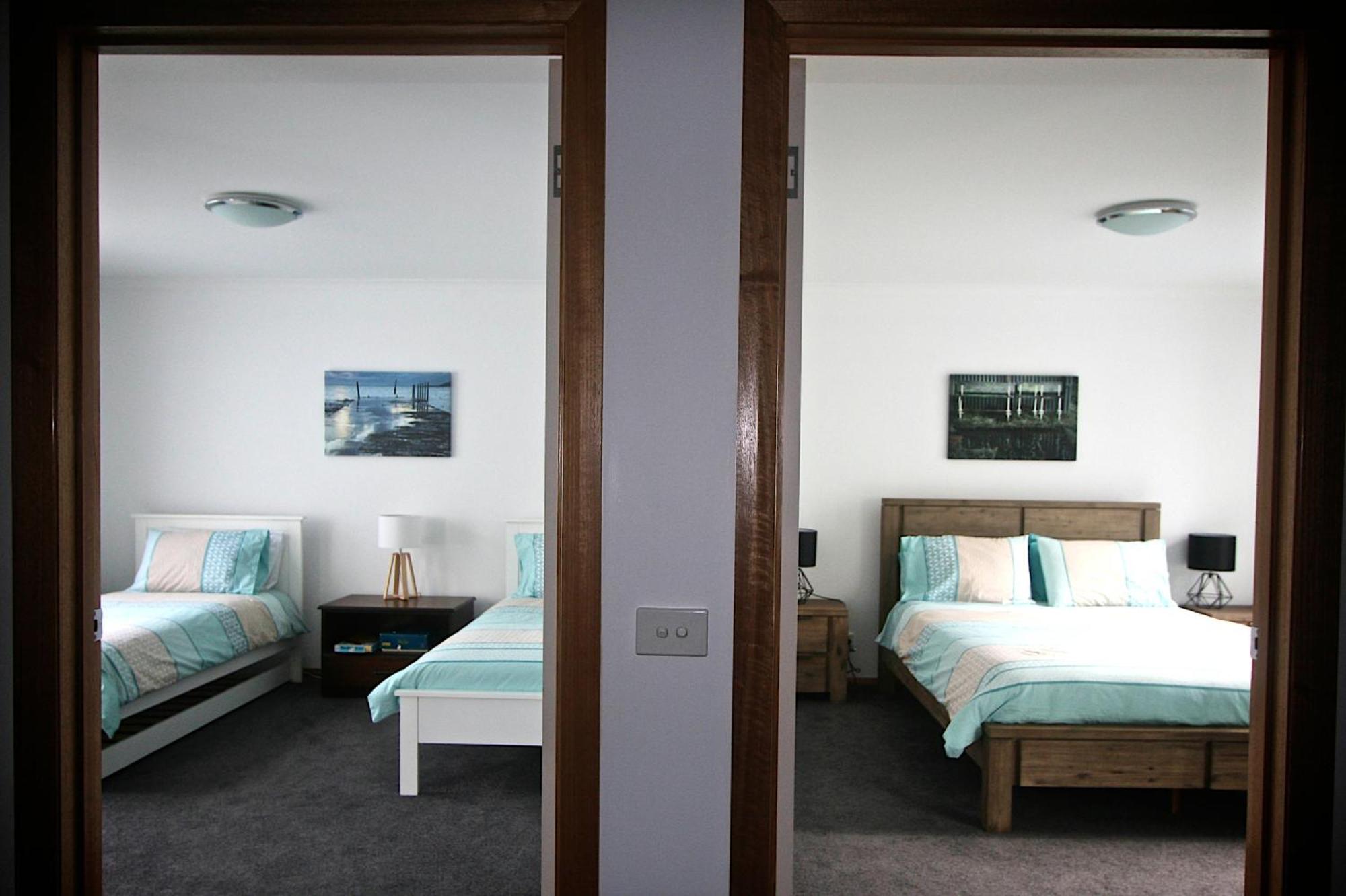 Penguin Beachfront Apartments Room photo