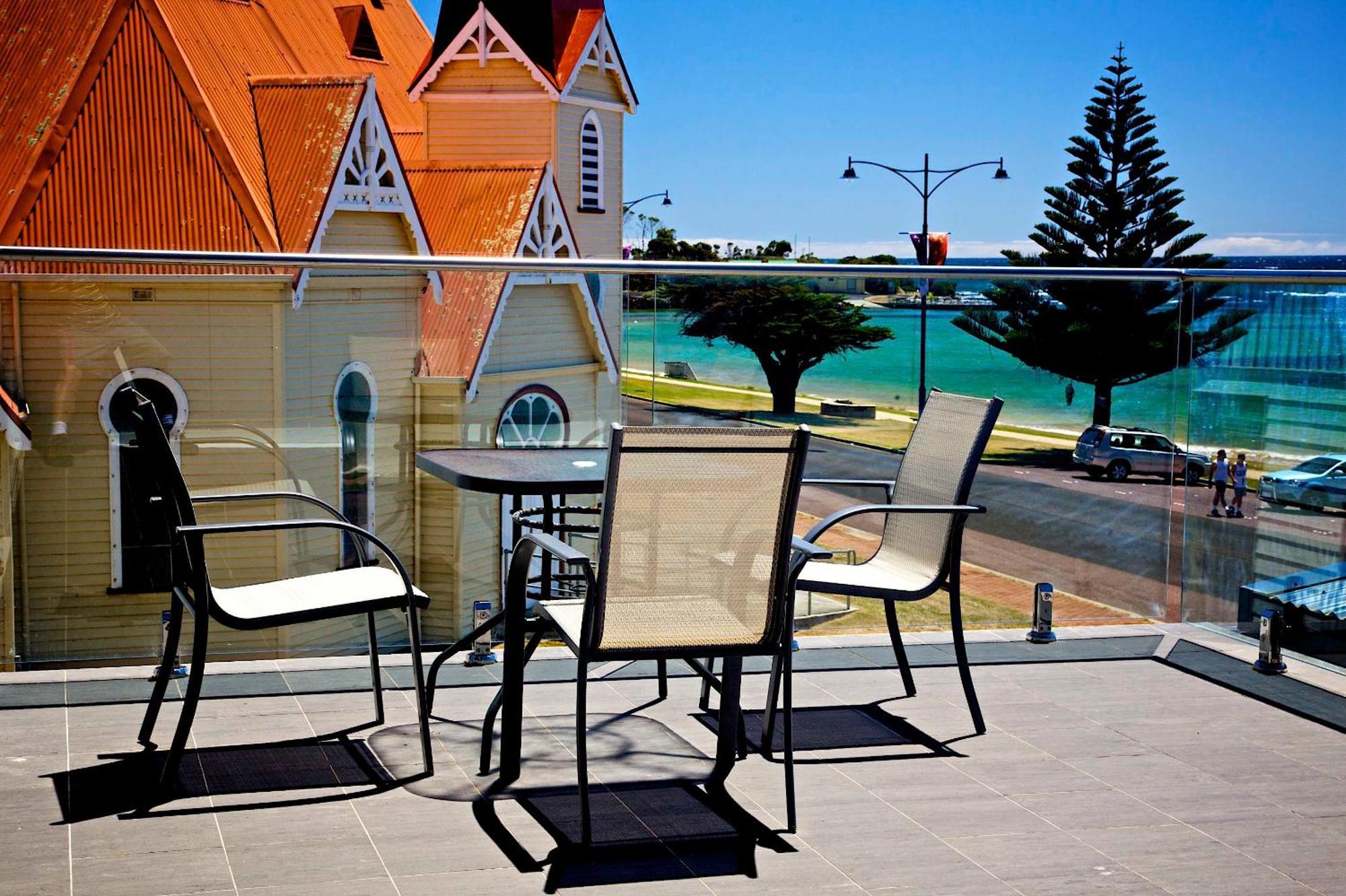 Penguin Beachfront Apartments Room photo